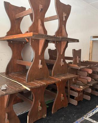 Tavoli e panche in legno massiccio