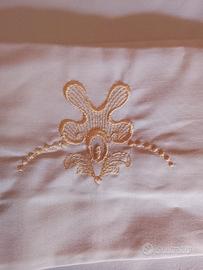 Lenzuola matrimoniali ricamate a mano