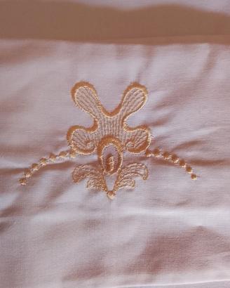 Lenzuola matrimoniali ricamate a mano