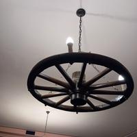 Lampadari con vere ruote di carro