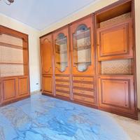 Parete attrezzata / libreria in legno con vetrina