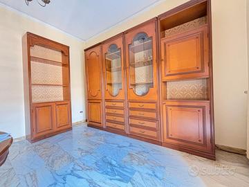 Parete attrezzata / libreria in legno con vetrina