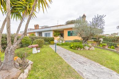 VILLA A SCHIERA A ROMA