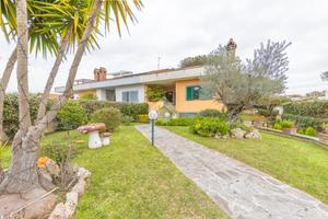 VILLA A SCHIERA A ROMA