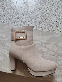 Stivaletti beige con brillanti n42