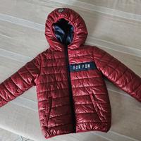 Giubbino rosso+modello trench+jeans+smanicato