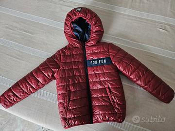 Giubbino rosso+modello trench+jeans+smanicato