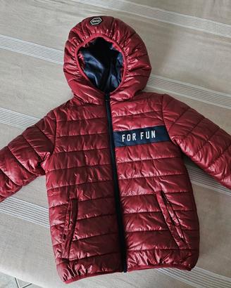 Giubbino rosso+modello trench+jeans+smanicato