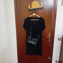 Vestitino da donna di raso di colore nero 