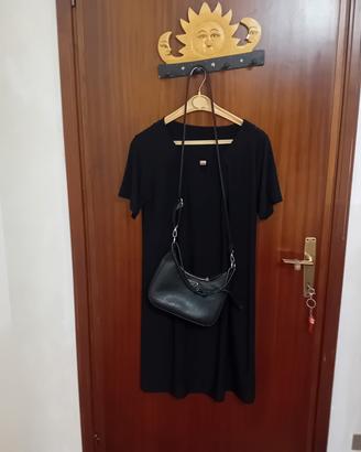 Vestitino da donna di raso di colore nero 