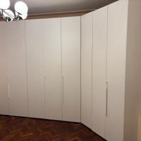 Armadio angolare bianco.