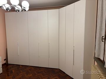 Armadio angolare bianco.