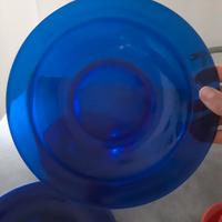 piatti in vetro trasparente blu