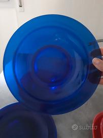 piatti in vetro trasparente blu