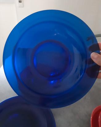 piatti in vetro trasparente blu