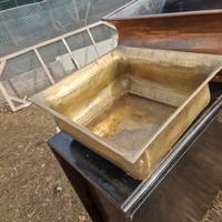 portavasi o fioriera in rame e ottone lucido