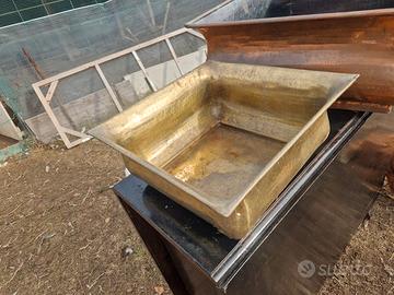 portavasi o fioriera in rame e ottone lucido