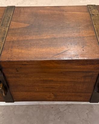 Scrigno in legno massello