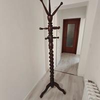 Appendiabiti in legno da terra .