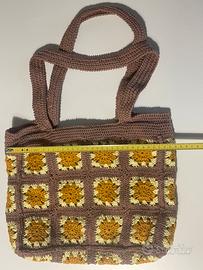 Simpatica borsa in cotone con patches.