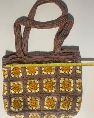 Simpatica borsa in cotone con patches.
