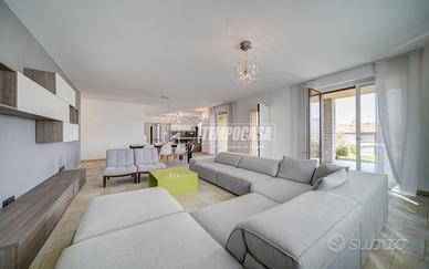 VILLA SINGOLA MODERNA DEL 2016 CON AMPIO GIARDINO