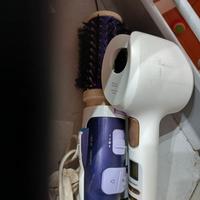 Arricciacapelli automatico e spazzola rotante