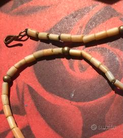 Girocollo vintage corallo chiaro e metallo annu 60