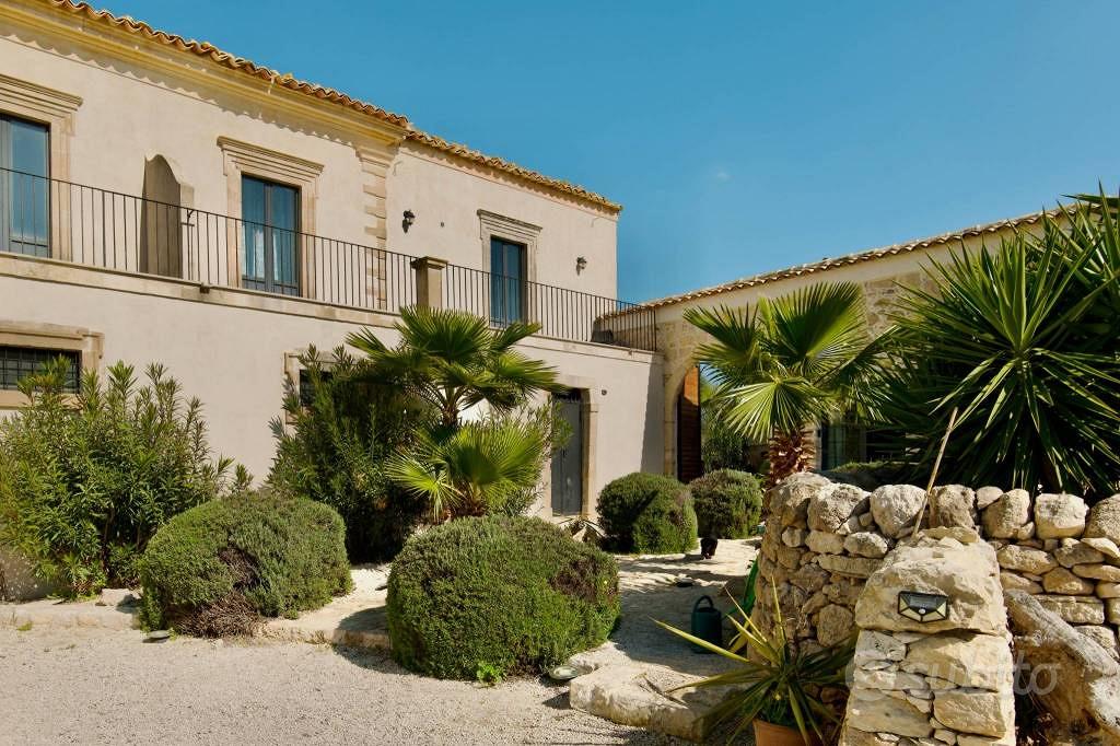 Rustico / Casale di 2300 m² con più di 5 locali a - Altro