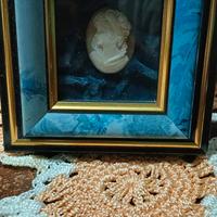 cornice decorativa con cammeo