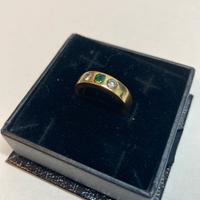 Anello oro giallo, diamanti e smeraldo