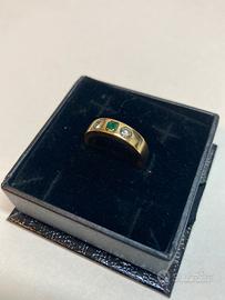 Anello oro giallo, diamanti e smeraldo