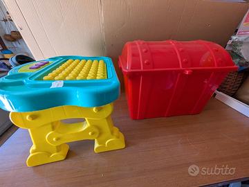 tavolino sonoro e bauletto in plastica