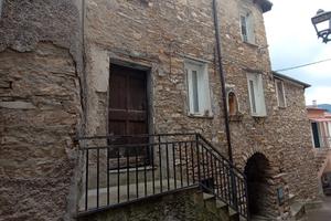 Aurigo, casa in centro paese con cantine