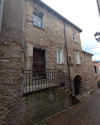 Aurigo, casa in centro paese con cantine