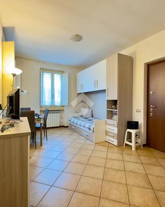 MONOLOCALE A CREMA