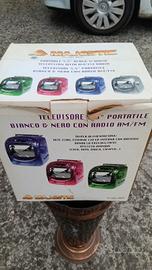 tv portatile bianco e nero con radio AM FM