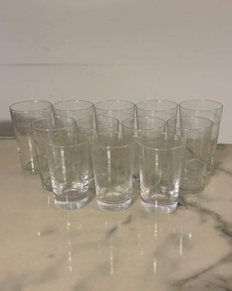 Set di 12 bicchieri antichi  in vetro inciso