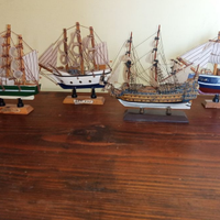 Modellini di 4 velieri in legno e stoffa