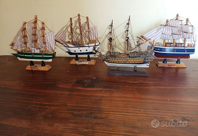 Modellini di 4 velieri in legno e stoffa