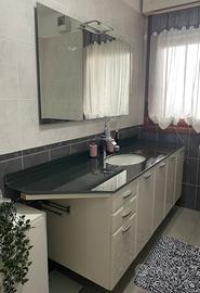 Mobile bagno moderno con piano in vetro e specchio