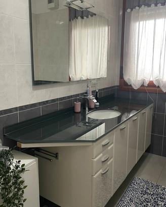 Mobile bagno moderno con piano in vetro e specchio