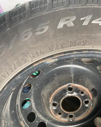 Gomme invernali complete dí cerchio
