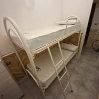 2 LETTI A CASTELLO BIANCHI E 4 MATERASSI ORTOPEDIC