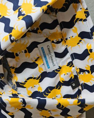 Camicia fantasia estiva: onde blu e granchio giall