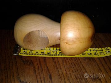 Schiaccianoci in legno levigato