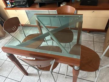 tavolo in vetro e legno con 4 sedie