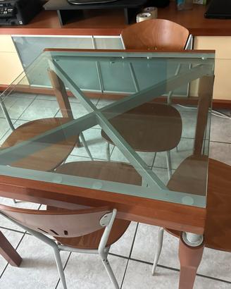 tavolo in vetro e legno con 4 sedie