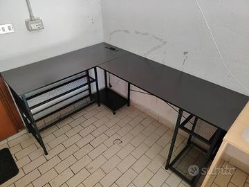 scrivania angolare a L  con presa integrata