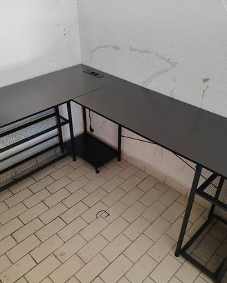 scrivania angolare a L  con presa integrata